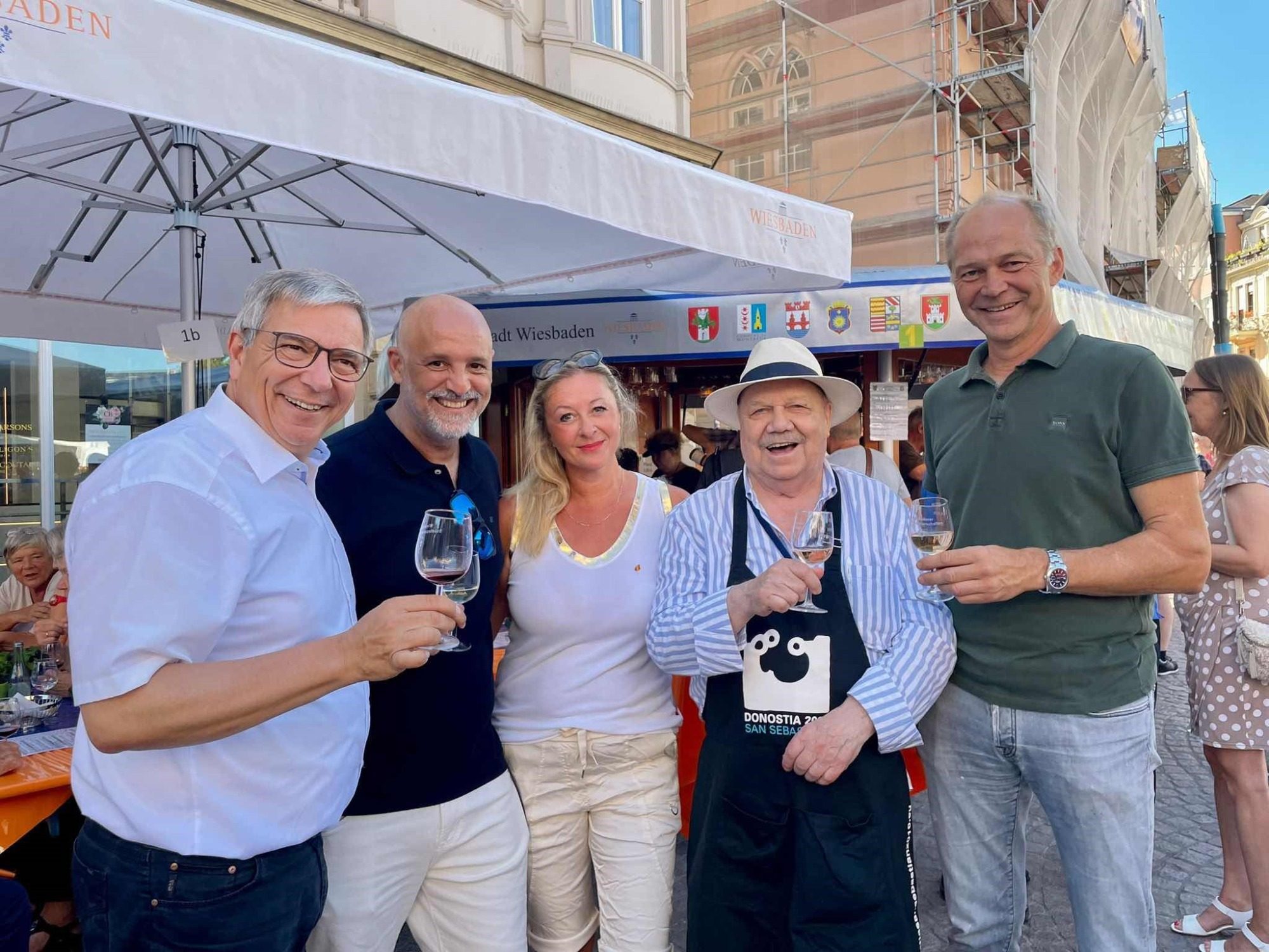 Foto: Die Gruppe am Strand. Links Viola Dörffeldt und daneben Julio Hernández