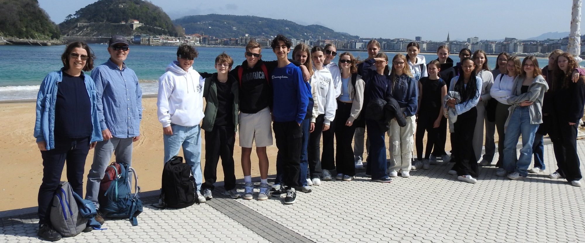 Foto: Die Gruppe am Strand. Links Viola Dörffeldt und daneben Julio Hernández