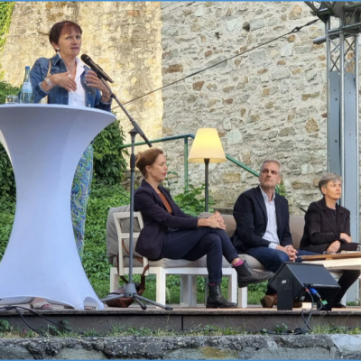 Organisatorin Rita Thies begrüßt Fra﻿nziska Geyer, Bernd Kibbel und Luisa Etxenike im Burggraben in Sonnenberg