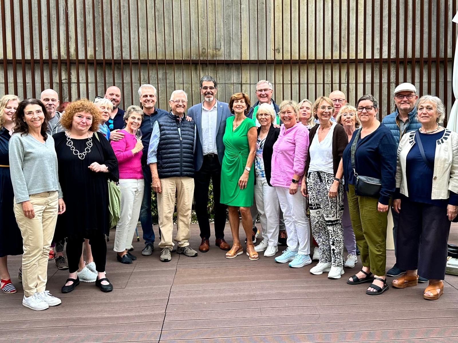 Foto: Die Gruppe am Strand. Links Viola Dörffeldt und daneben Julio Hernández