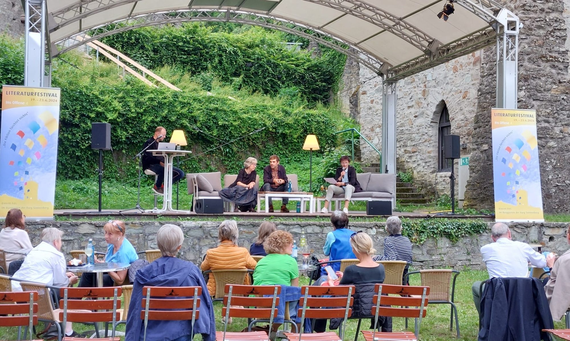 Foto: Die Gruppe am Strand. Links Viola Dörffeldt und daneben Julio Hernández