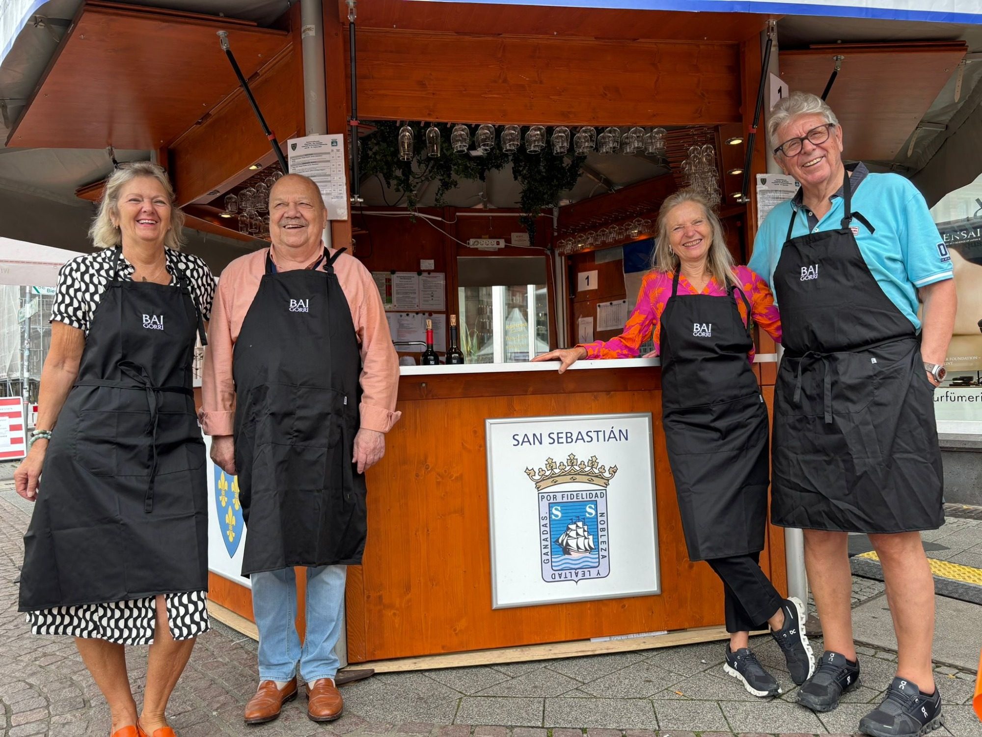 Foto: Die Gruppe am Strand. Links Viola Dörffeldt und daneben Julio Hernández